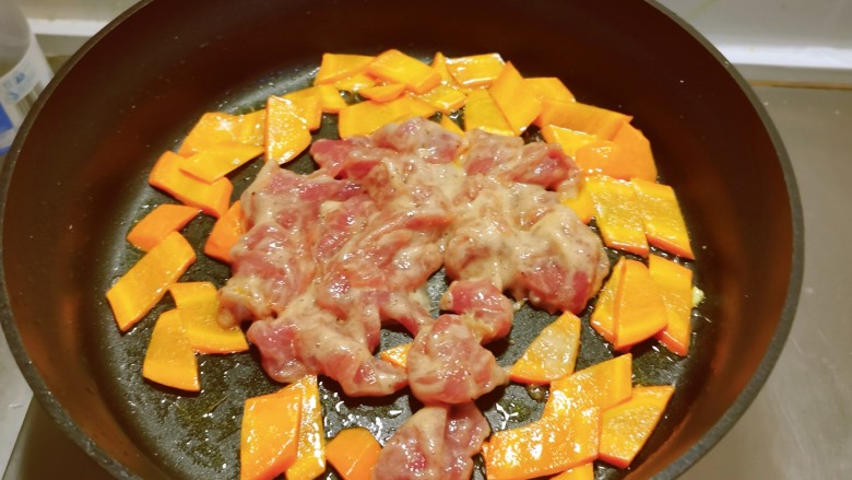 醋溜木须肉,锅中底油继续加热放入胡萝卜片翻炒断生,放入肉片翻炒。