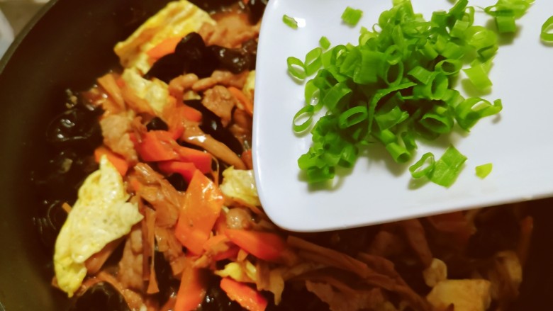 醋溜木须肉,撒上葱碎,关火出锅。