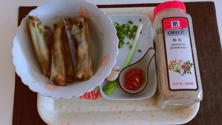 椒盐蛏子,食材准备好。