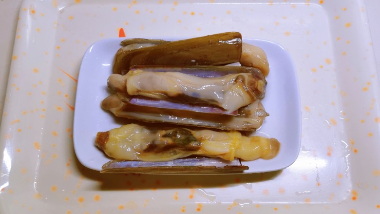 椒盐蛏子,码放盘中。
