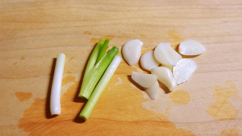 椒盐蛏子,葱切段,蒜切片。