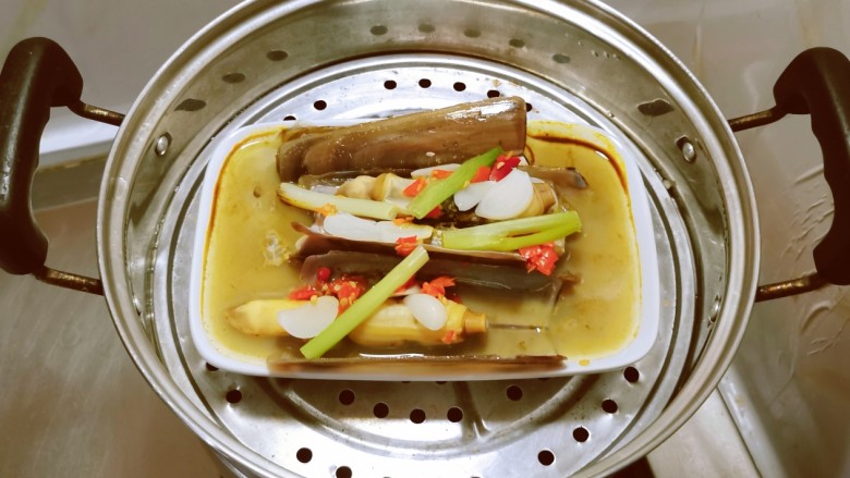 椒盐蛏子,放入蒸锅,水开后蒸5分钟出锅。