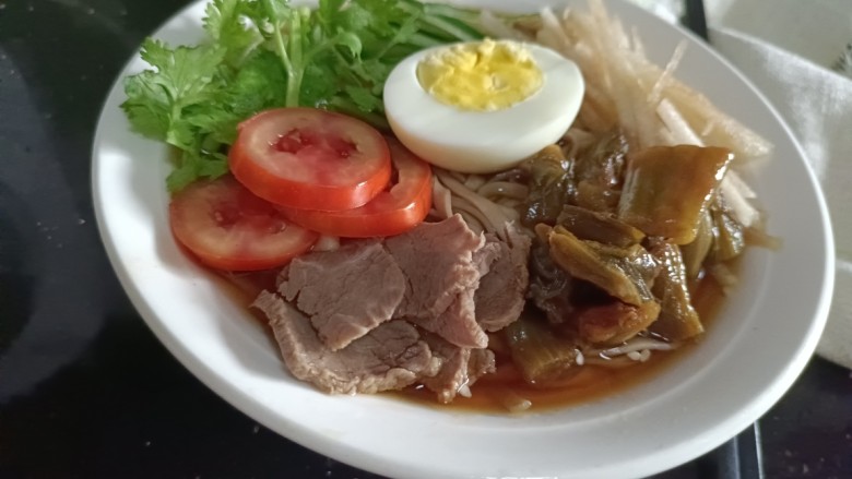 韩式冷面,捞出冷面，放<a style='color:red;display:inline-block;' href='/shicai/ 216'>牛肉</a>西红杮<a style='color:red;display:inline-block;' href='/shicai/ 131'>香菜</a>，<a style='color:red;display:inline-block;' href='/shicai/ 2404'>梨子</a>丝和<a style='color:red;display:inline-block;' href='/shicai/ 698'>泡菜</a>