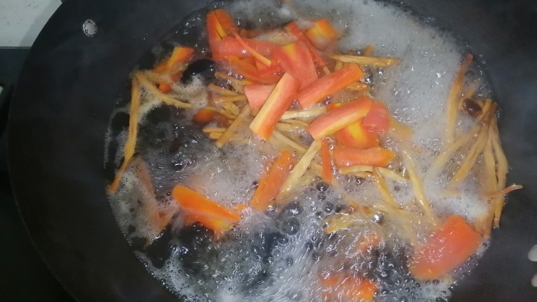 醋溜木须肉,开锅后放入泡发后的木耳和黄花菜还有<a style='color:red;display:inline-block;' href='/shicai/ 25'>胡萝卜</a>,大火煮两分钟捞出备用