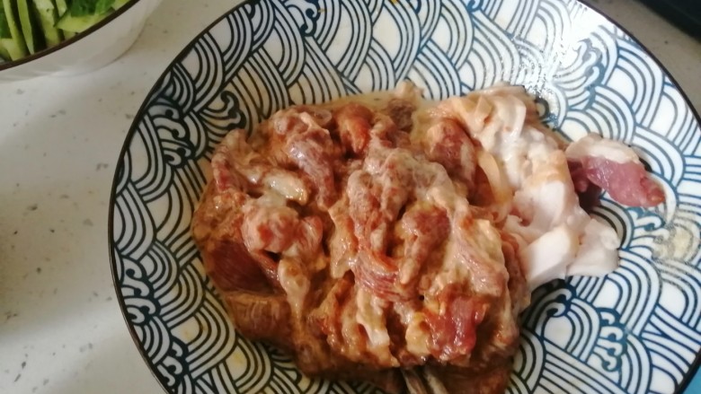 醋溜木须肉,切好的肉片放入适量盐,味精,酱油拌匀再放入生粉适量拌匀放好备用
