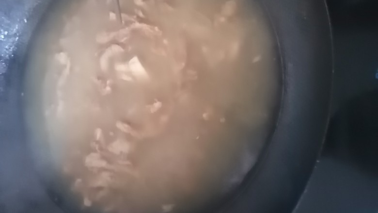 醋溜木须肉,烧开的水没有冒泡之前倒入瘦肉,开大火搅拌开锅后捞出
