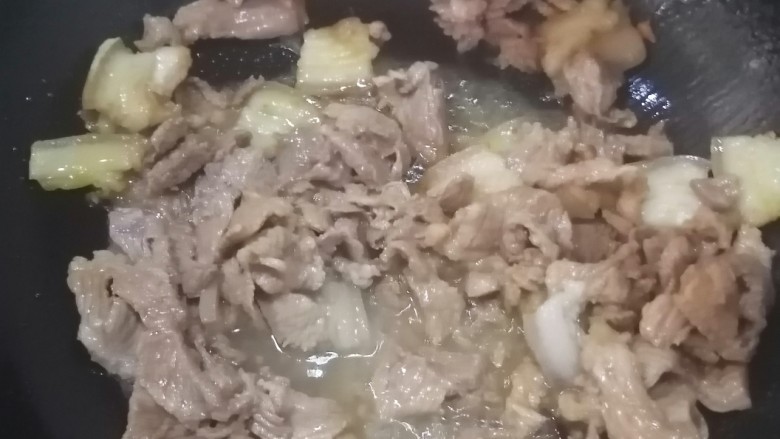 醋溜木须肉,倒入瘦肉翻炒