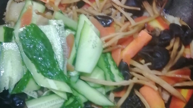 醋溜木须肉,倒入鸡蛋翻炒(忘记拍照了)