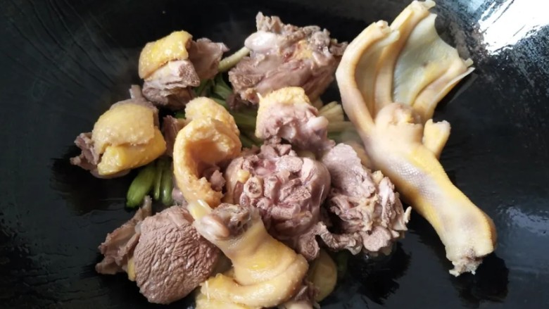 红烧鸭块,起油锅爆香葱姜蒜,加鸭块