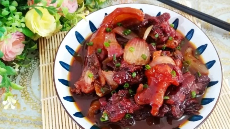 红烧鸭块,起锅装盘,撒点葱花