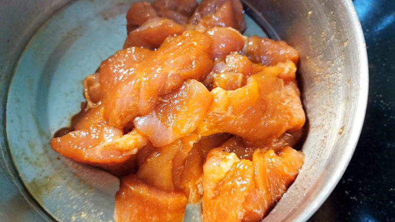 醋溜木须肉,肉片抓腌后放入冰箱静置15分钟