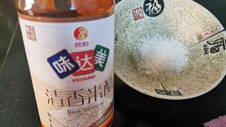 醋溜木须肉,兑个糖醋溜汁，一勺<a style='color:red;display:inline-block;' href='/shicai/ 793'>米醋</a>，一勺糖拌匀