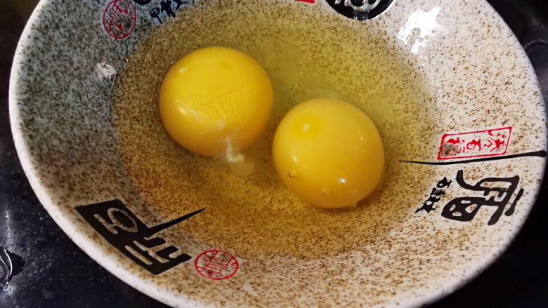 醋溜木须肉,鸡蛋打入碗中,并打散