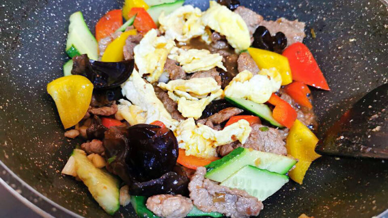 醋溜木须肉,鸡蛋也放进来,淋入醋溜汁,收汁即可出锅
