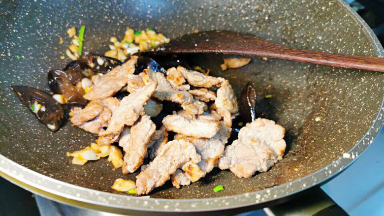 醋溜木须肉,葱花爆香,下木耳,肉片翻炒