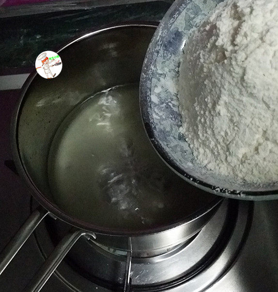 脆皮泡芙,转小火,把过筛好低筋面粉倒进去,用蛋抽快速搅拌