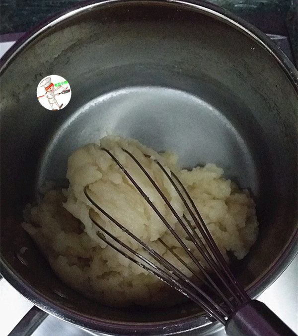 脆皮泡芙,一直搅拌到低粉与油水完全融合,并且看到锅底出现一层簿簿的粉膜后,即可关火
