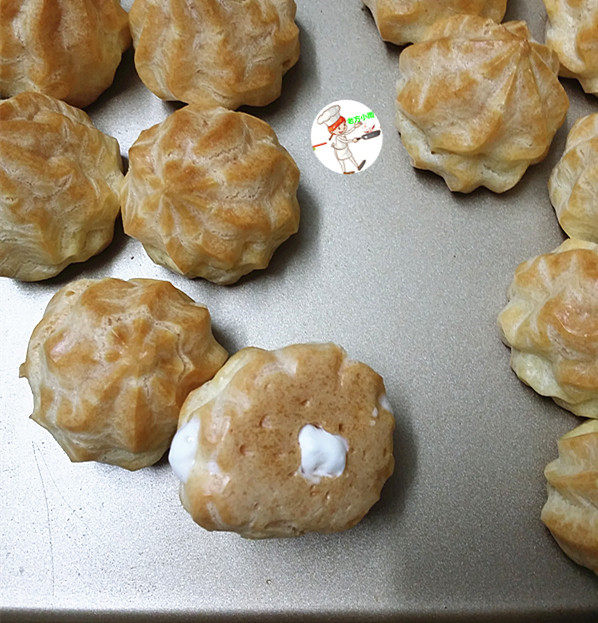 脆皮泡芙,用筷子在泡芙底部戳个小孔,再挤入适量淡奶油即可
