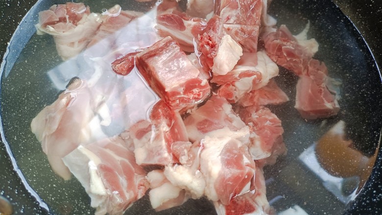 红烧鸭块,起锅烧水,倒入鸭块,烧开
