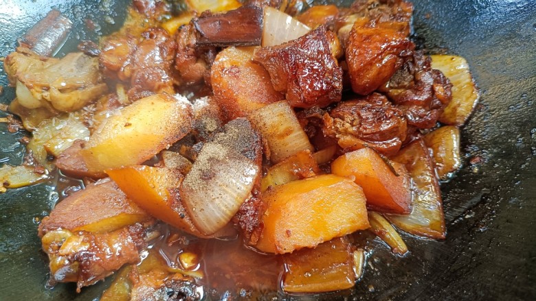 红烧鸭块,水刚干,加胡椒味精翻匀