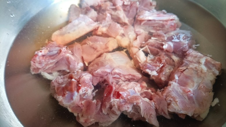 红烧鸭块,锅入冷水,倒入<a style='color:red;display:inline-block;' href='/shicai/ 718'>料酒</a>,放入姜片和鸭肉,开火煮