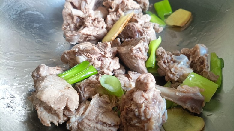 红烧鸭块,再倒入鸭肉,翻炒一分钟左右