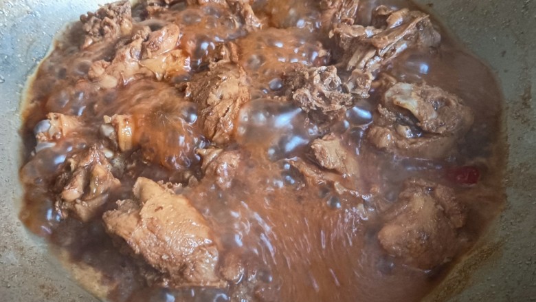 红烧鸭块,锅内加入热水,炖肉的时候加热水,不至于肉紧缩,而且一定程度上可以减少腥味。盖上锅盖中火炖煮