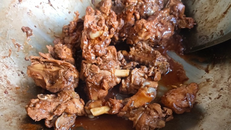 红烧鸭块,大概二十分钟后,把锅里除了鸭肉其余食材都挑出去。大火收汁,盛盘即可食用