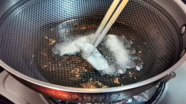 椒盐蛏子,七成热,蛏子下油锅