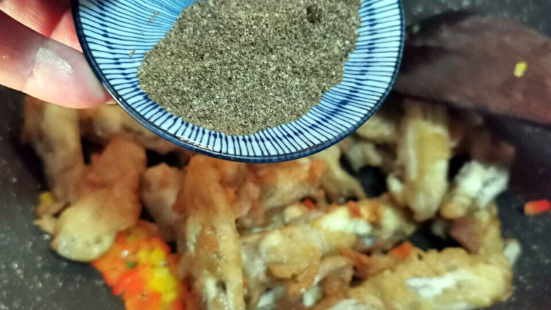 椒盐蛏子,倒入花椒粉,翻拌均匀即可装盘
