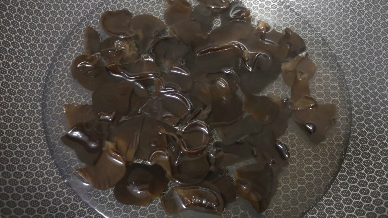 醋溜木须肉,锅里放水烧开,下入木耳焯水,捞出过凉水,控一下水分备用。