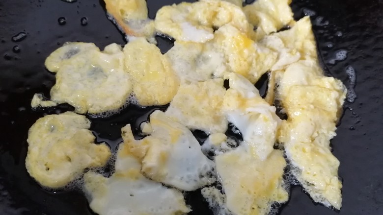醋溜木须肉,将鸡蛋炒成小块后盛出