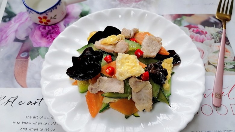 醋溜木须肉,装盘放上<a style='color:red;display:inline-block;' href='/shicai/ 62'>辣椒</a>点缀拍上成品图,一道美味又营养的醋溜木须肉就完成了。