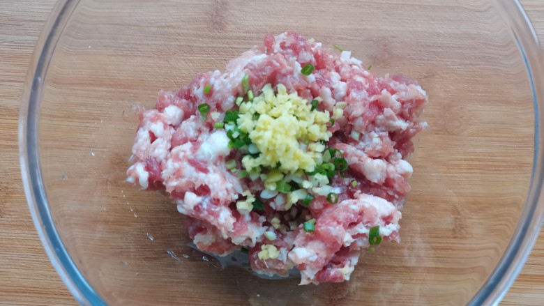 梅干菜肉球,肉末放入大碗中,放入葱姜末