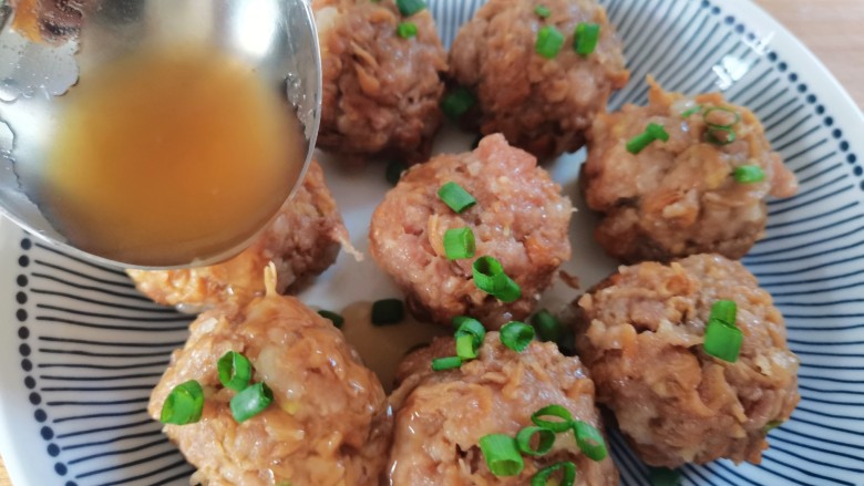梅干菜肉球,蒸好的肉饼散上葱花,淋上料汁