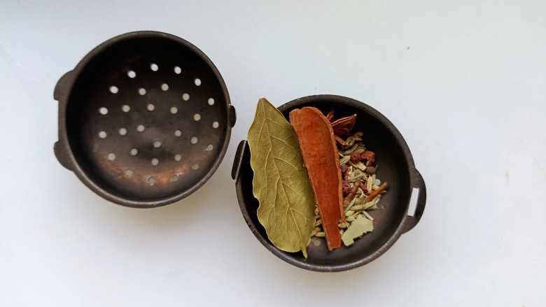 红烧鸭块,把香料放进调料盒;