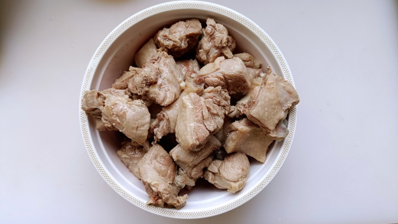 红烧鸭块,飞水后的鸭块盛出备用;