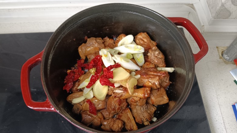 红烧鸭块,加入葱姜蒜干红椒,炒香;