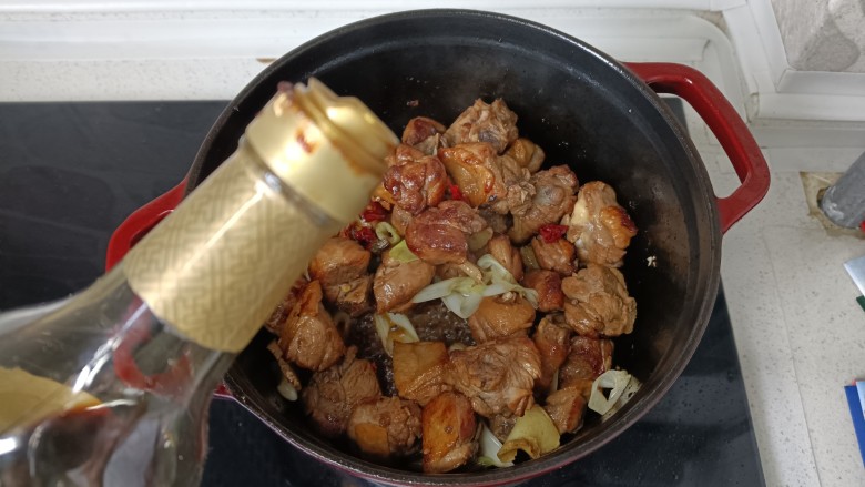 红烧鸭块,加入两勺<a style='color:red;display:inline-block;' href='/shicai/ 788'>生抽</a>;