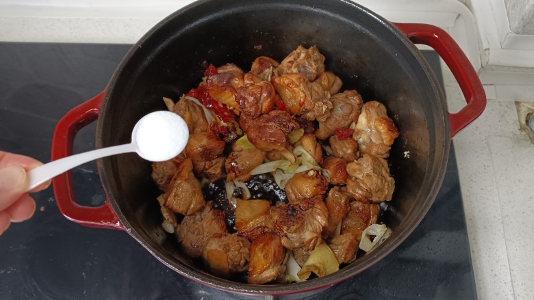 红烧鸭块,加两勺盐翻炒均匀;