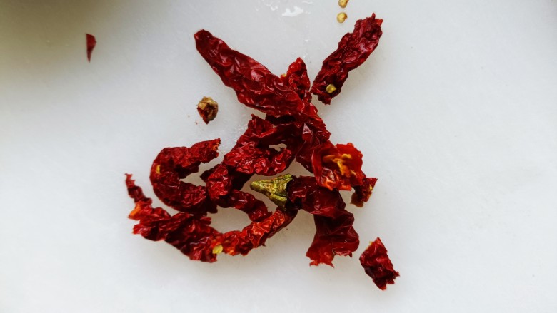 红烧鸭块,干红椒稍微处理一下,切段儿;