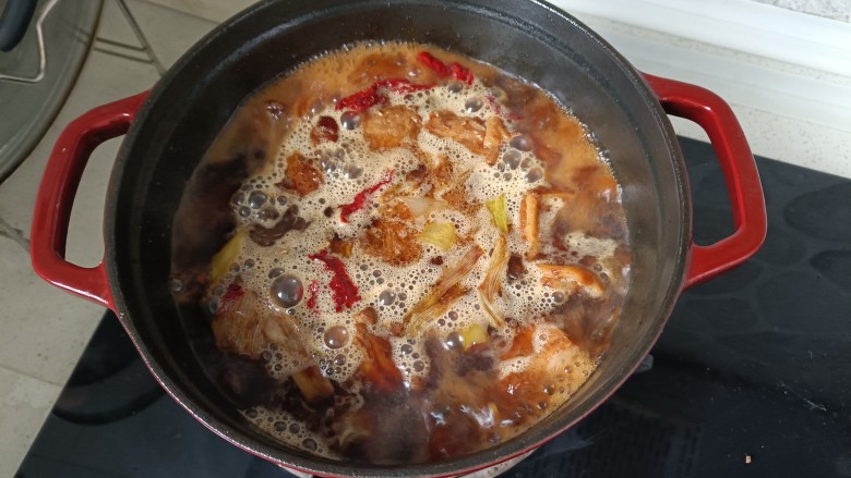 红烧鸭块,大火煮沸5分钟;