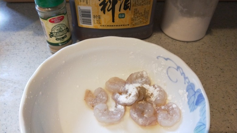 沙白苦瓜汤,加入料酒,淀粉,白胡椒抓均匀。
