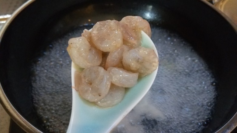 沙白苦瓜汤,锅中水开倒入水淀粉勾芡,放虾仁。