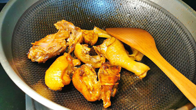红烧鸭块,炒出糖色后,下鸭肉翻炒上色