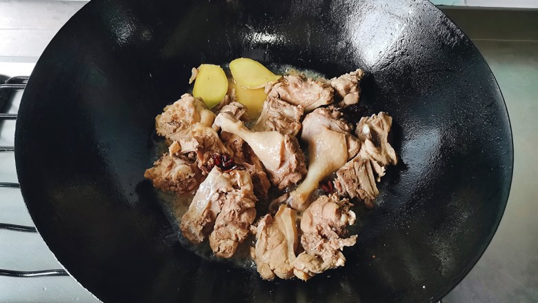 红烧鸭块,料酒收干,煸炒至金黄色