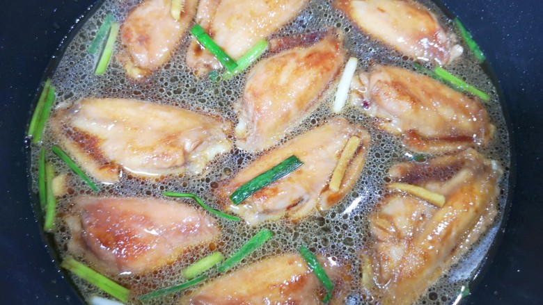 蒜香焖翅,锅里加入腌鸡翅的料汁,再加入一碗开水。