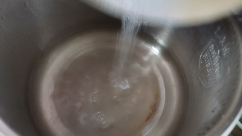 双色青提果冻杯,锅里加入清水煮开,加入白砂糖和白凉粉,搅拌均匀至融化