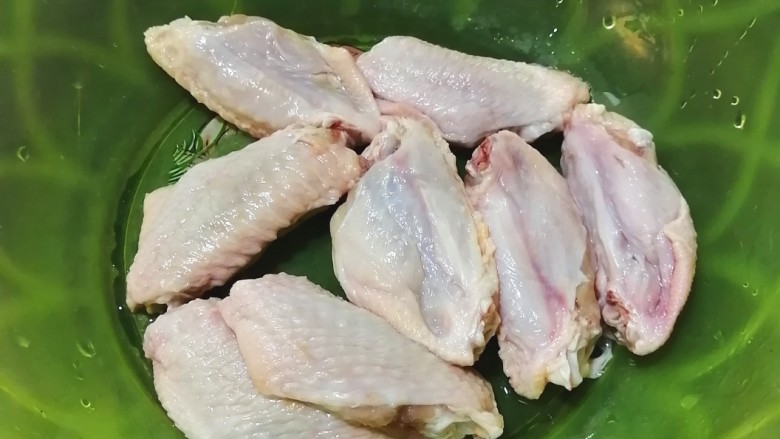 蒜香焖翅,洗净<a style='color:red;display:inline-block;' href='/shicai/ 96'>鸡翅</a>