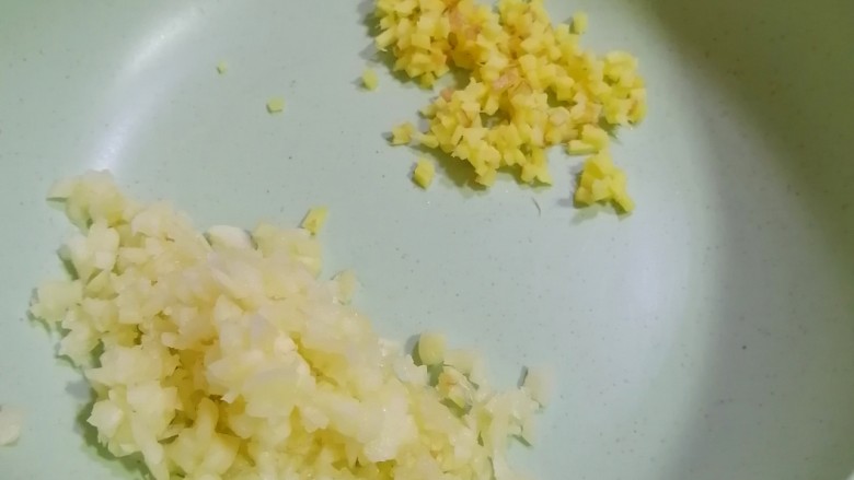 蒜香焖翅,准备<a style='color:red;display:inline-block;' href='/shicai/ 37'>姜</a>蒜末